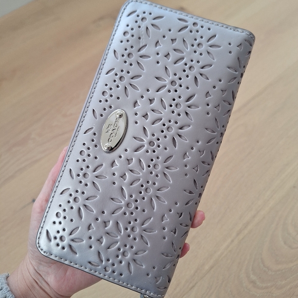 Coach Eyelet Leather Accordion Zip Around Wallet 53331 Grey Pearl $275 NWT - Picture 1 of 7